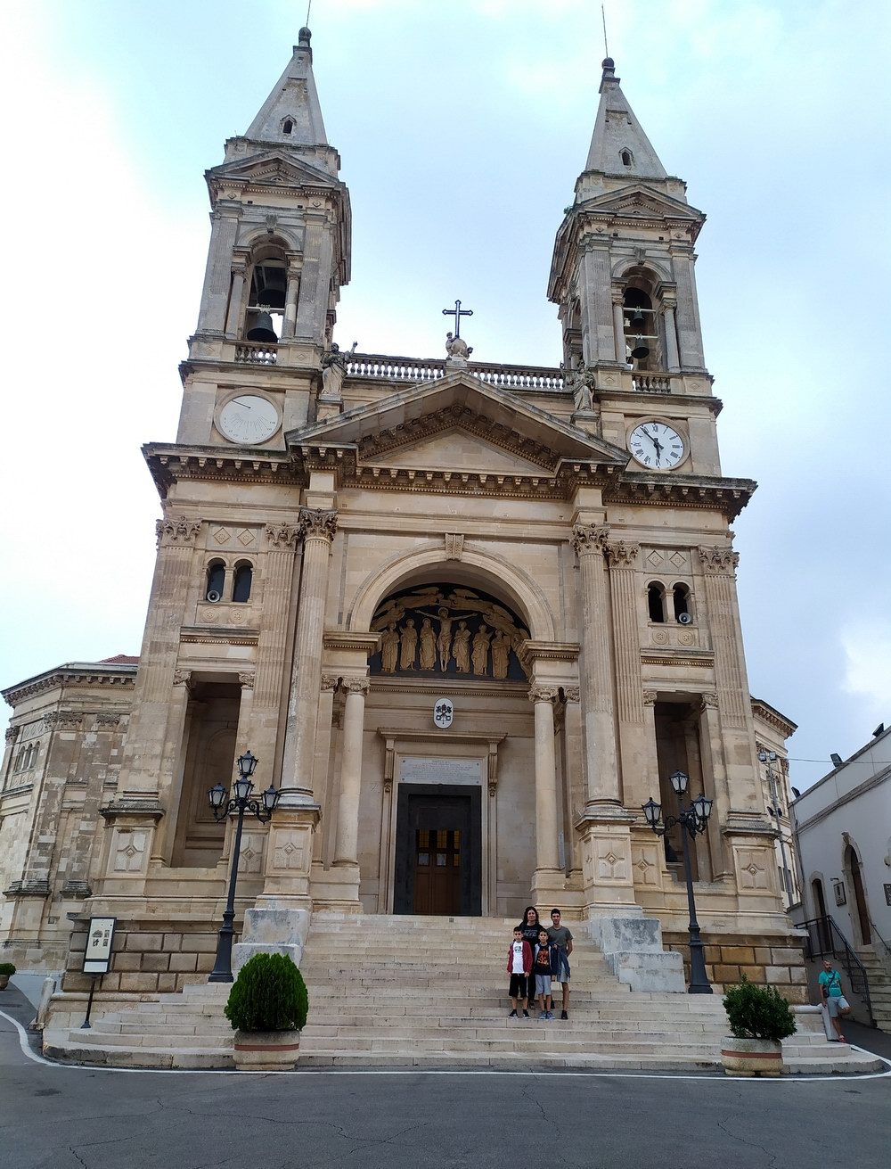 Basilica dei SS. Medici Cosma e Damiano - Alberobello (foto Maurizio Cuomo - Itinerario di Viaggio)