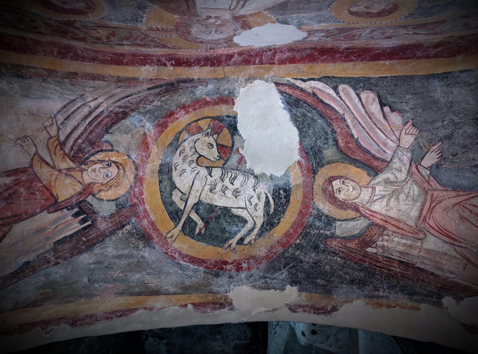 Basilica di San Felice, parete destra dell'atrio. Arcosolio affrescato, agnus Dei (foto Maurizio Cuomo - Itinerario di Viaggio)