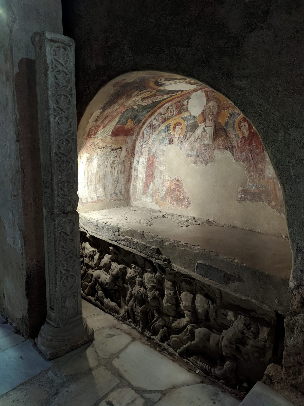 Basilica di San Felice, parete destra dell'atrio. Arcosolio affrescato (foto Maurizio Cuomo - Itinerario di Viaggio)