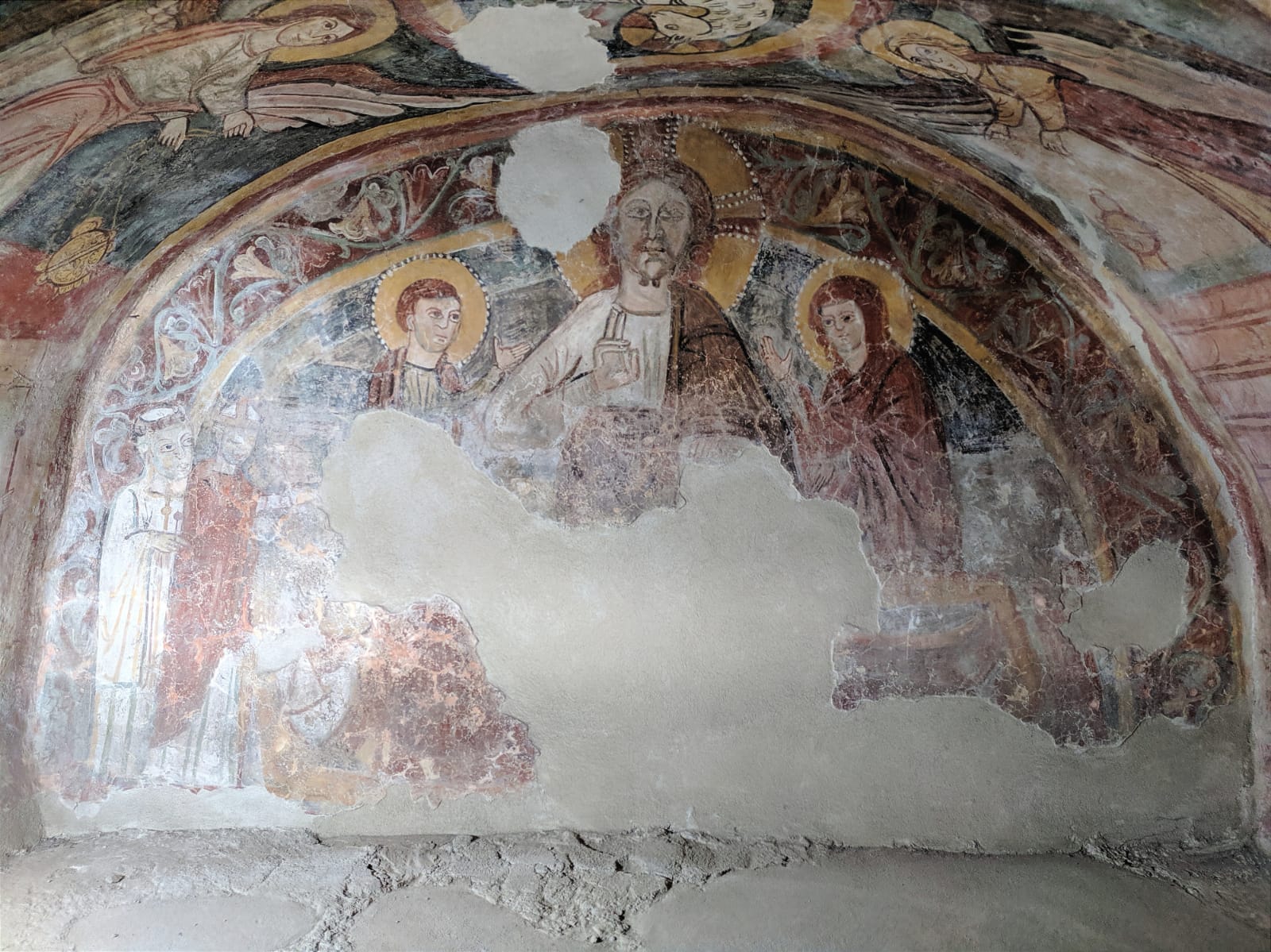 Basilica di San Felice, parete destra dell'atrio. Arcosolio affrescato, particolare (foto Maurizio Cuomo - Itinerario di Viaggio)