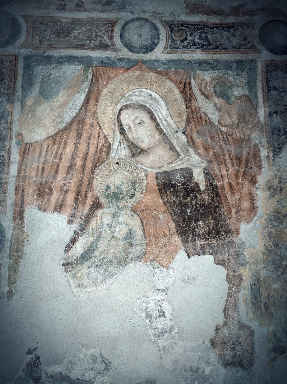 Basilica di San Felice, parete sinistra dell'atrio. Madonna col Bambino (foto Maurizio Cuomo - Itinerario di Viaggio)