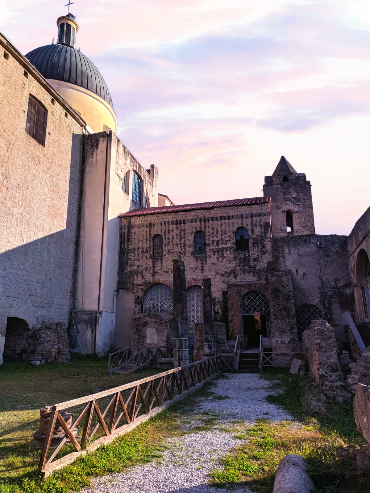 Basiliche paleocristiane di Cimitile - ingresso ad una basilica (foto Maurizio Cuomo - Itinerario di Viaggio)