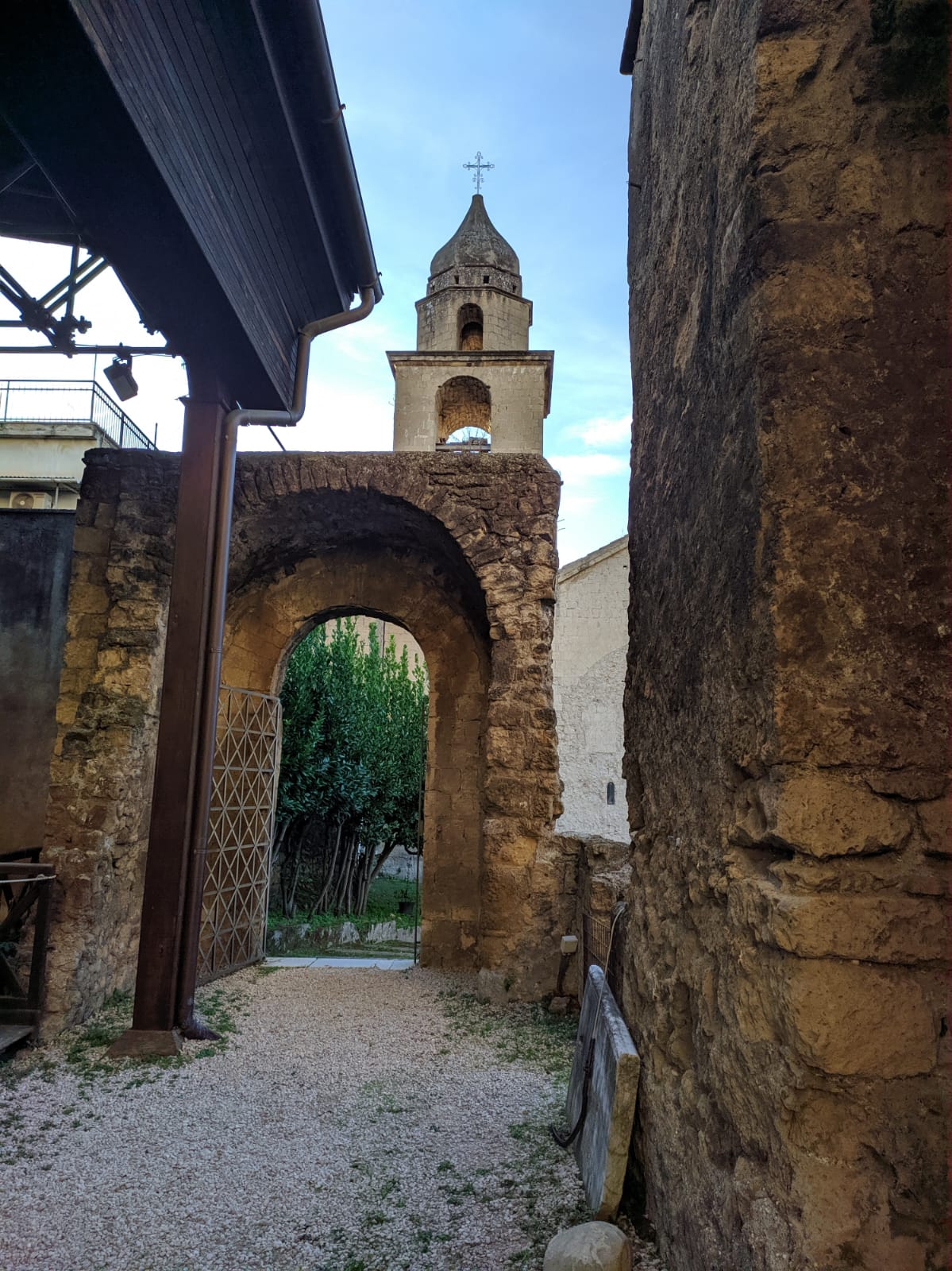 Interno del parco del Complesso Basilicale Paleocristiano di Cimitile (foto Maurizio Cuomo - Itinerario di Viaggio)