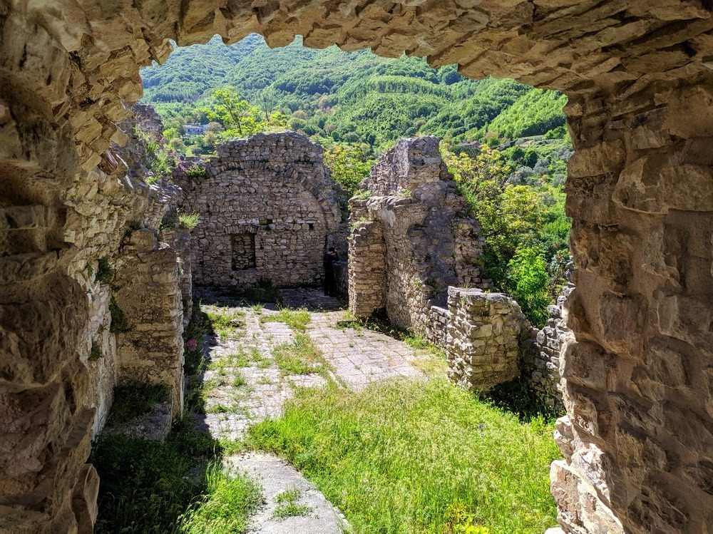 I ruderi del Castello Normanno di Laviano (foto Maurizio Cuomo - Itinerario di Viaggio)