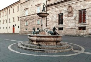 Piazza Arringo - Ascoli Piceno (foto Maurizio Cuomo - Itinerario di Viaggio)