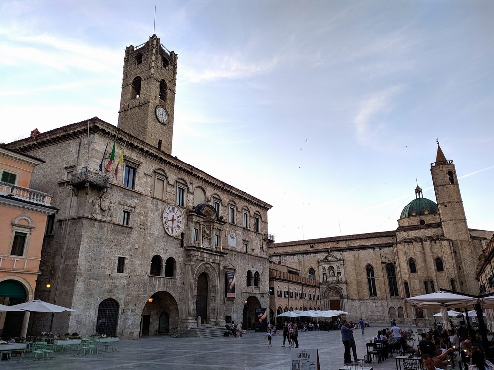 Ascoli Piceno - La Piazza del Popolo (foto Maurizio Cuomo - Itinerario di Viaggio)