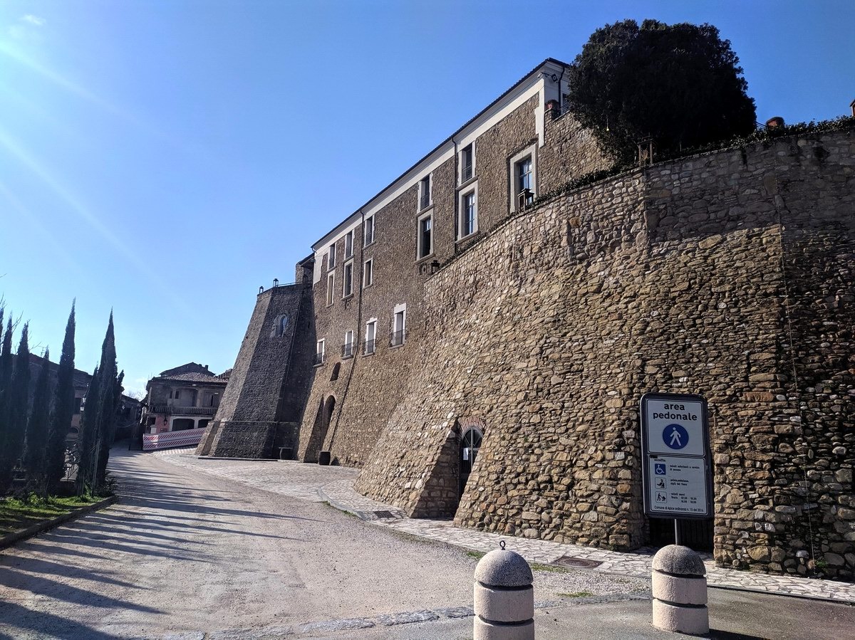 Apice Vecchia - Ingresso al borgo fantasma (foto Maurizio Cuomo)