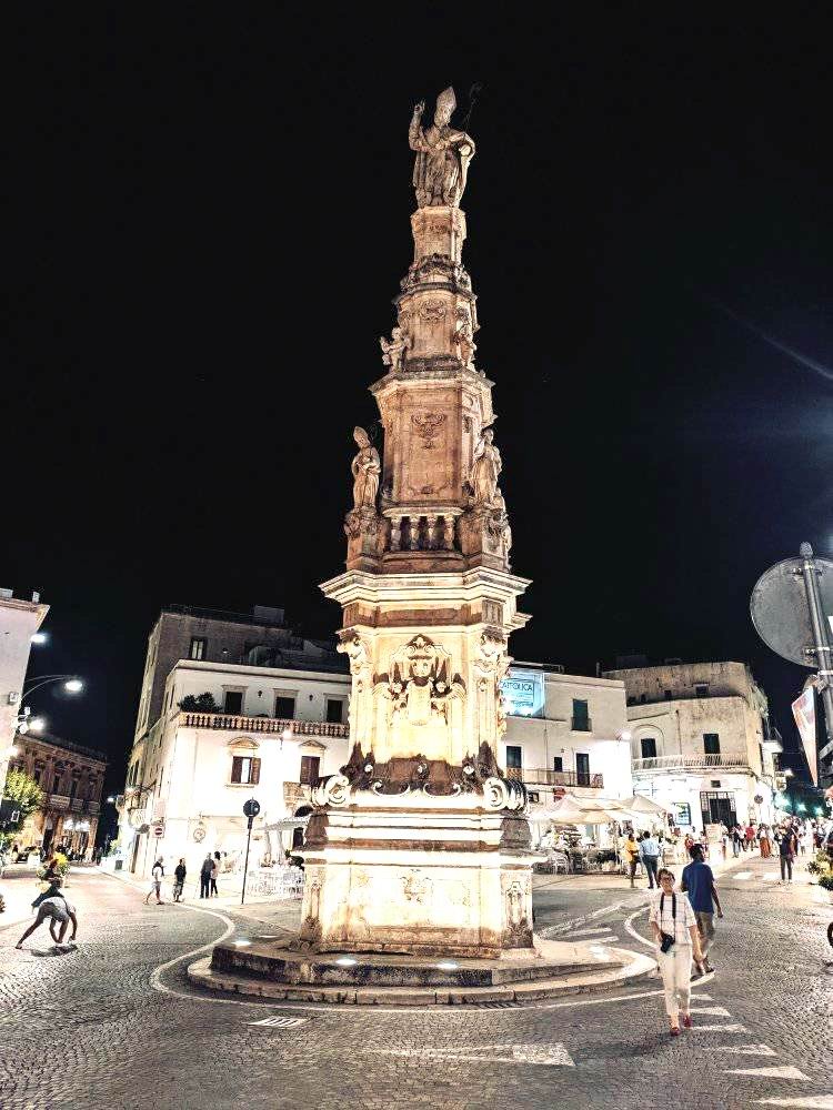 Obelisco di Sant'Oronzo ad Ostuni (foto Maurizio Cuomo)