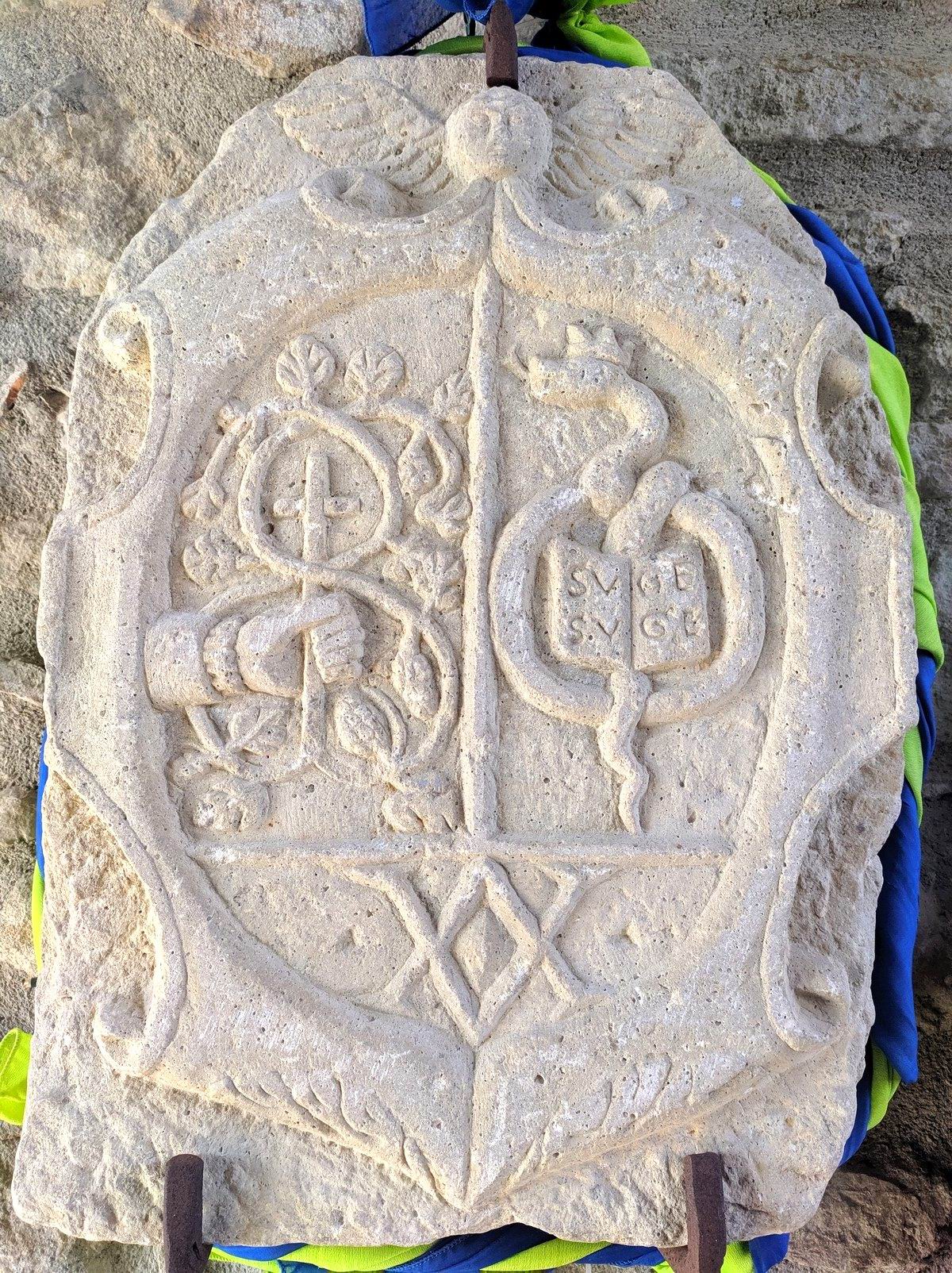 Antico stemma nobiliare su pietra (foto Maurizio Cuomo)