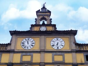 Particolare del doppio orologio - Città di Castello (foto Maurizio Cuomo)