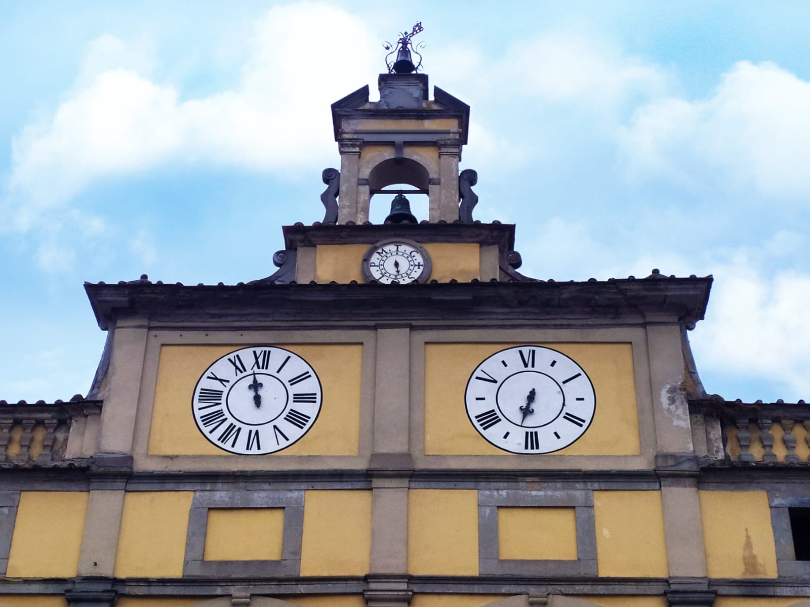 Particolare del doppio orologio - Città di Castello (foto Maurizio Cuomo)