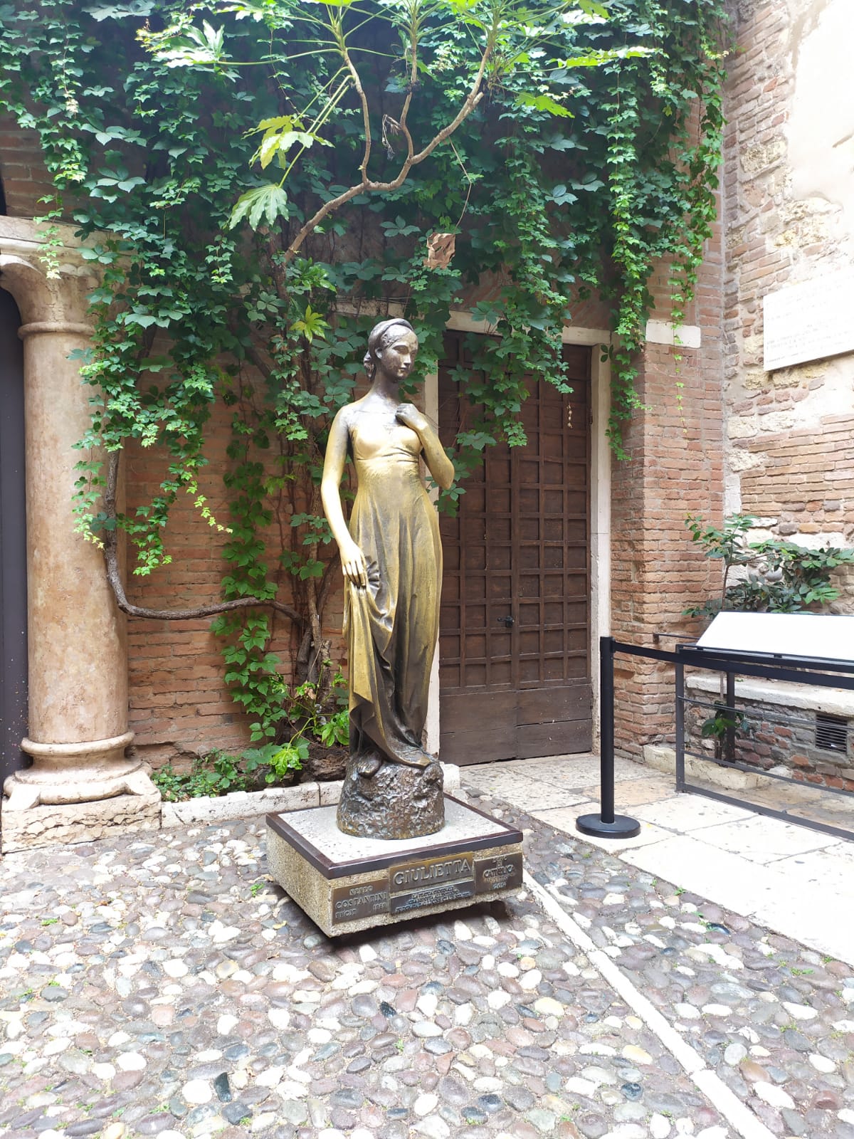 La statua di Giulietta (foto Maurizio Cuomo)