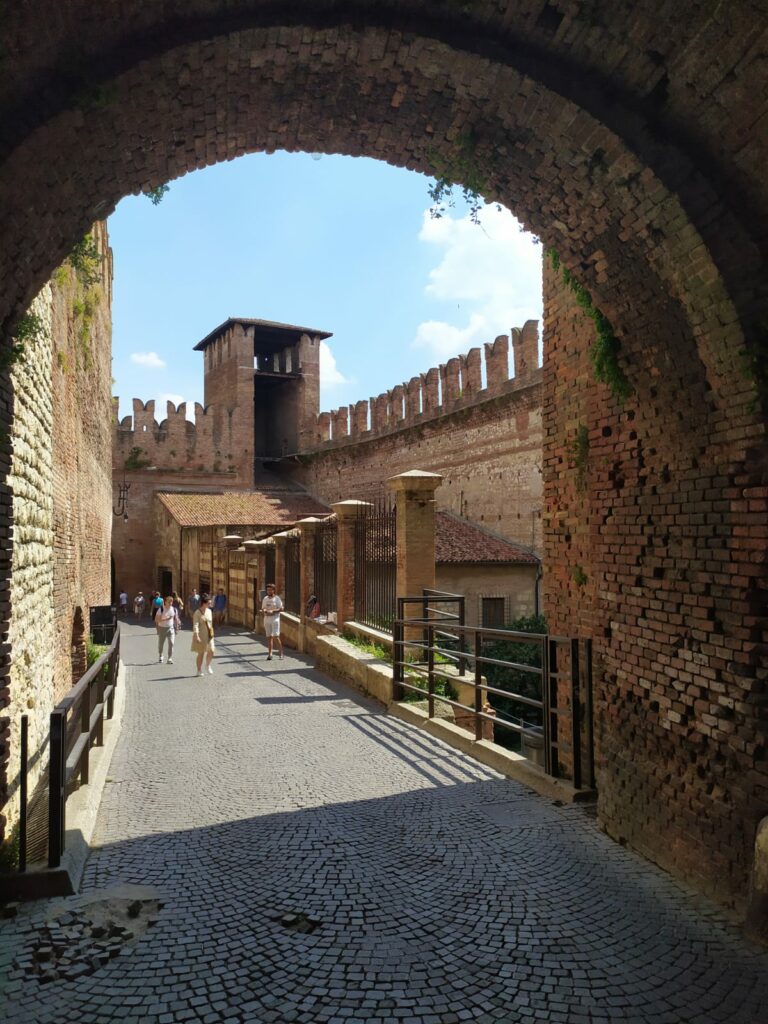 Passeggiata a Castelvecchio (foto Maurizio Cuomo)