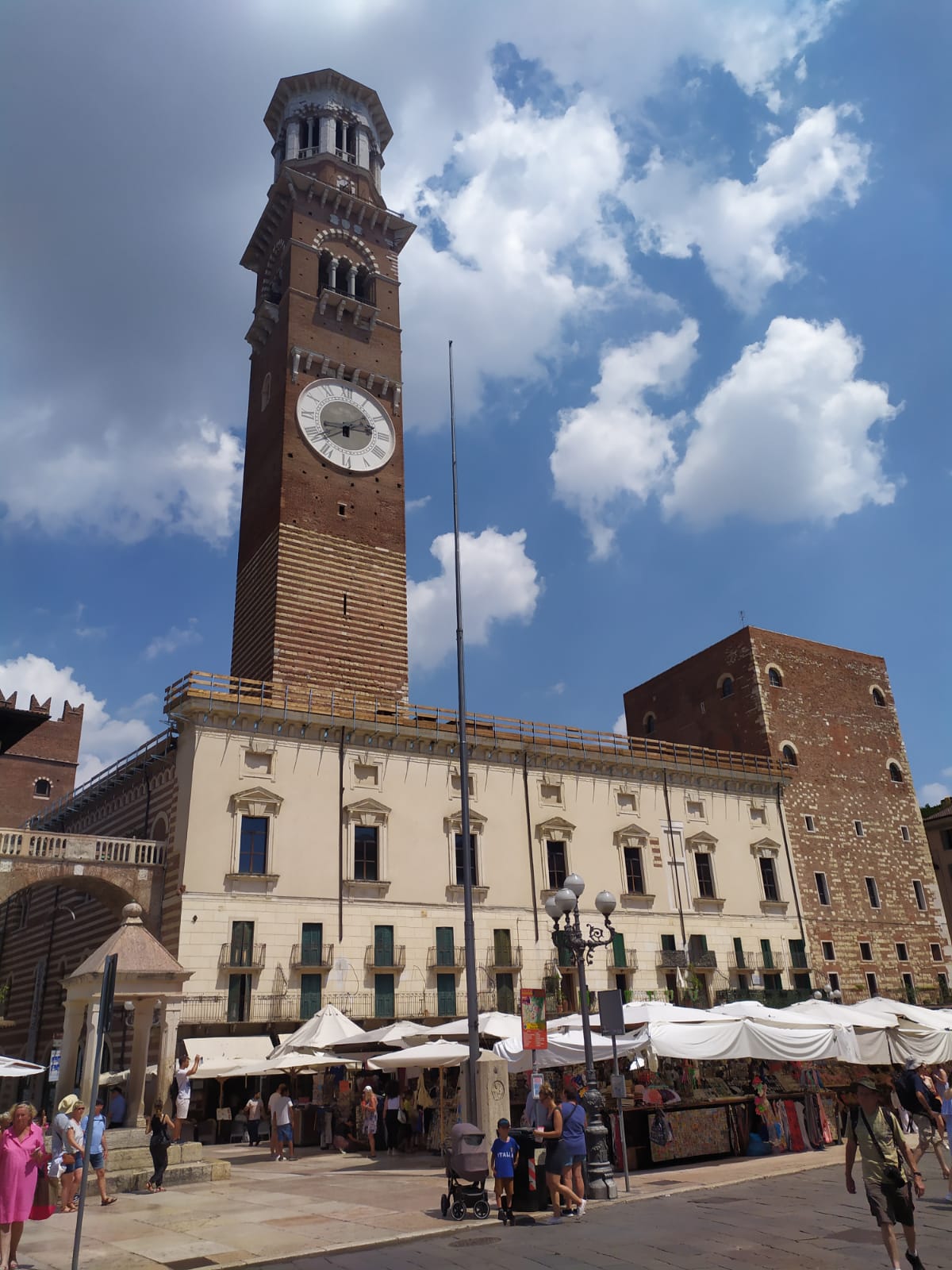 Piazza delle Erbe - Verona (foto Maurizio Cuomo)