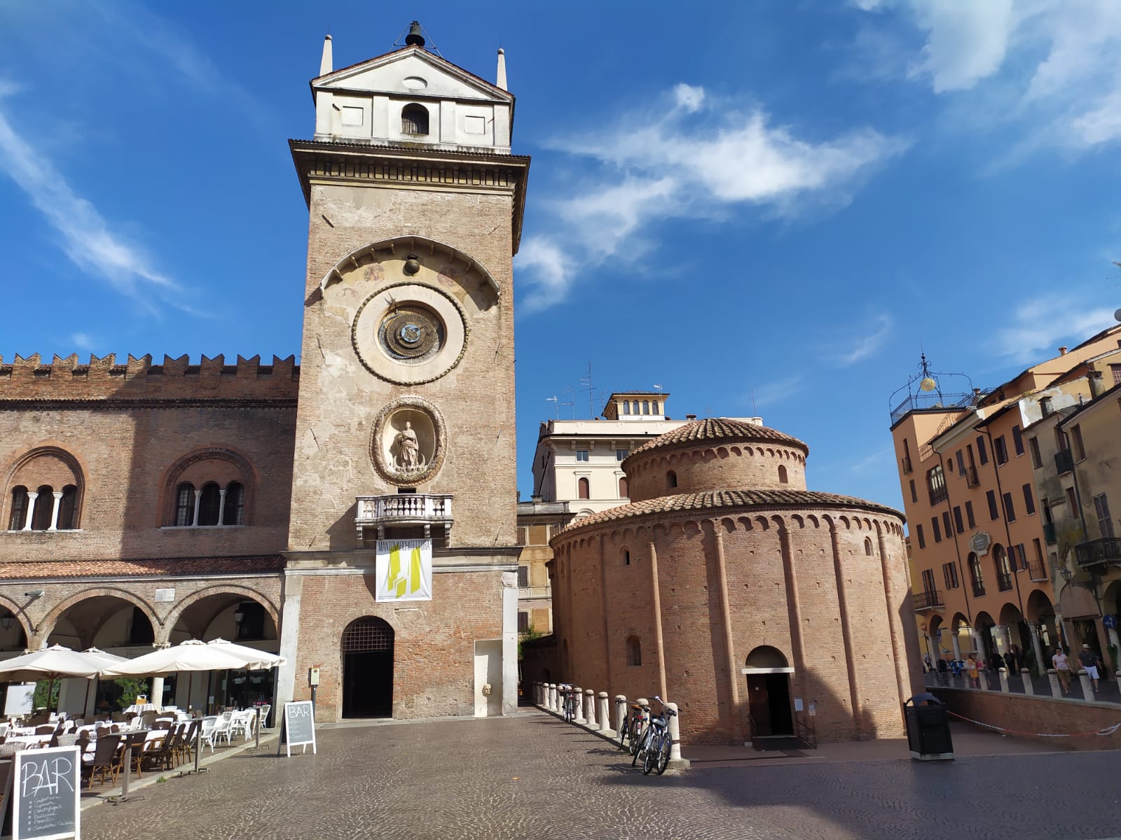 Torre dell'Orologio e Battistero di Mantova (foto Maurizio Cuomo)