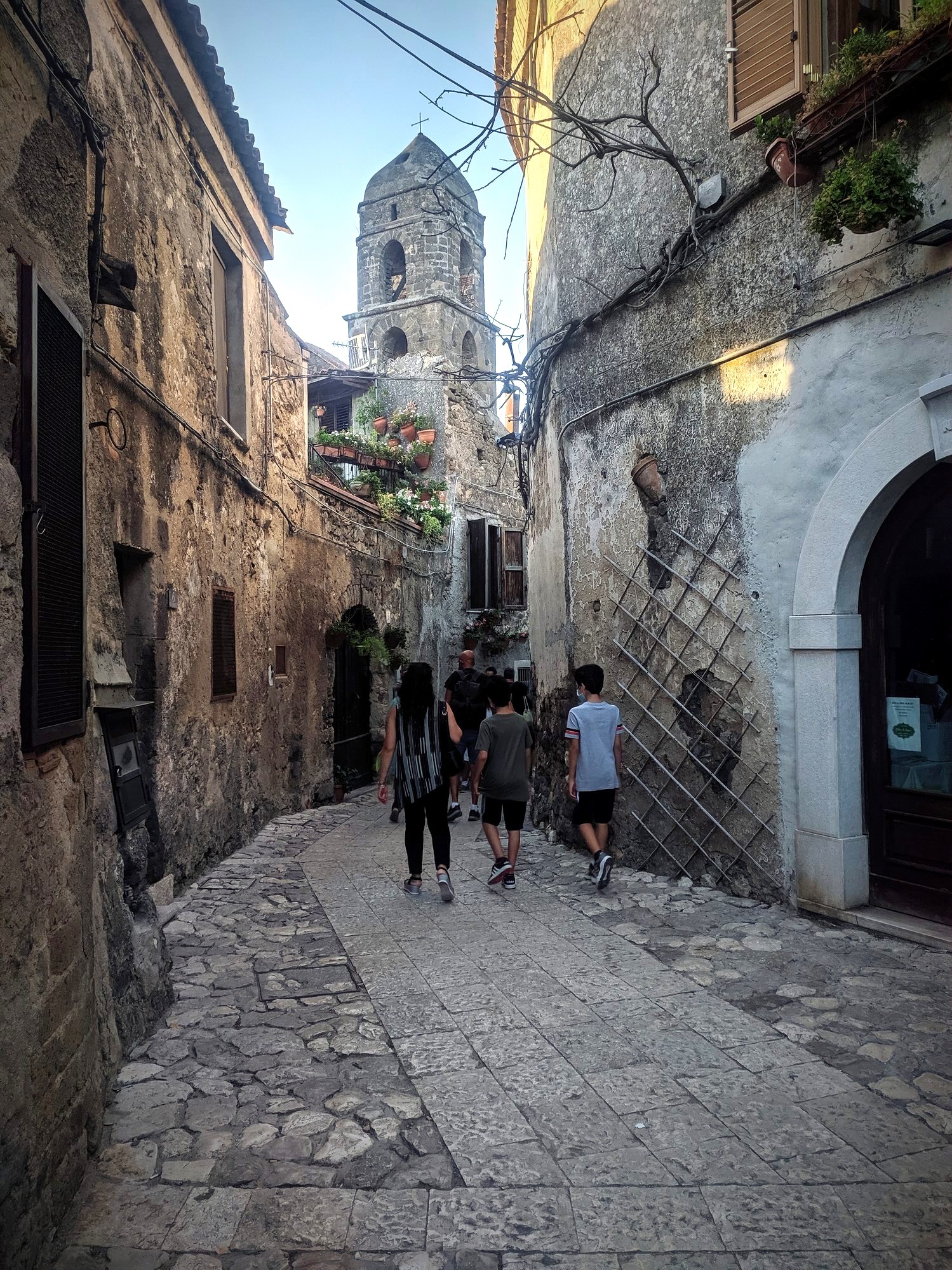 Passeggiare tra i vicoli di Casertavecchia (foto Maurizio Cuomo)