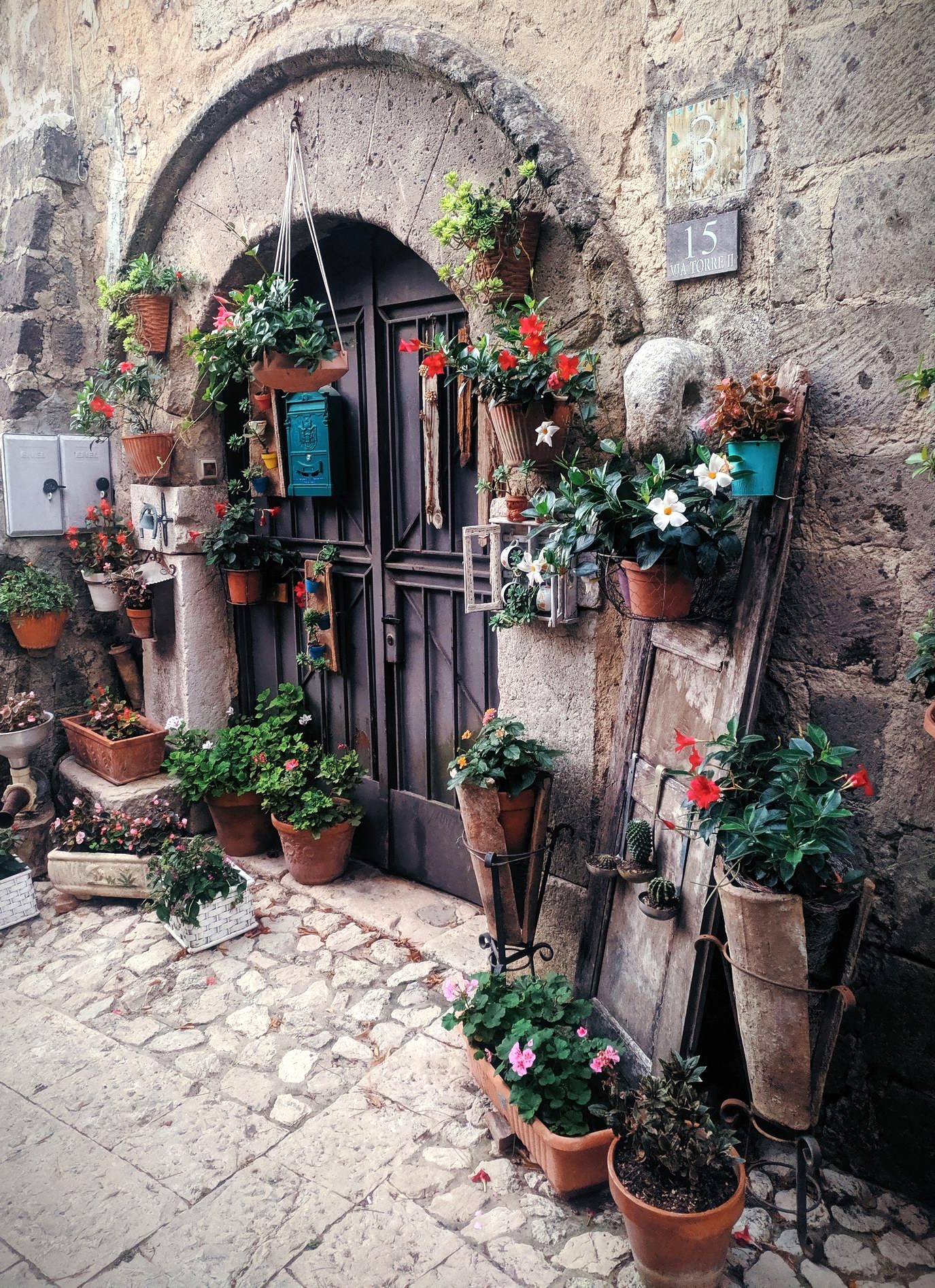 Un pittoresco ingresso al borgo antico (foto Maurizio Cuomo)