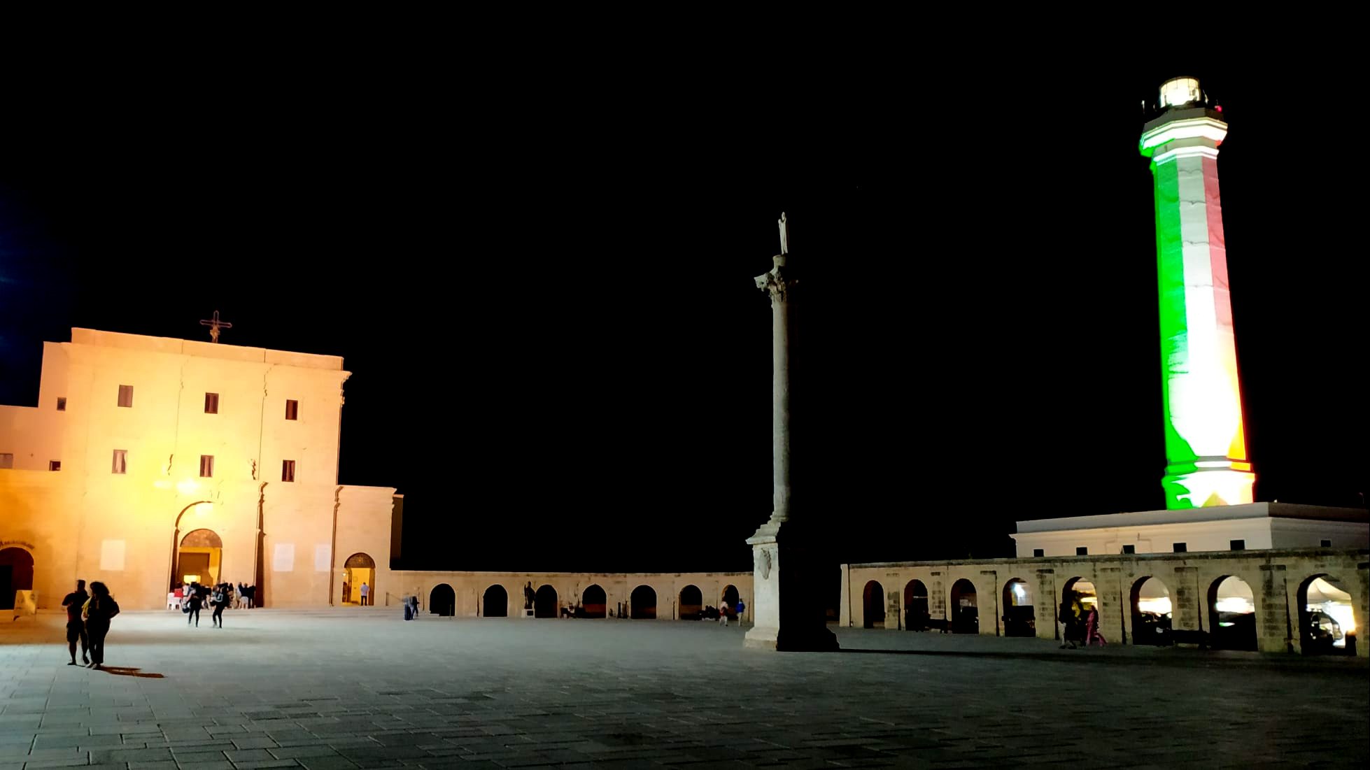 Il piazzale di Leuca illuminato di sera (foto Maurizio Cuomo)