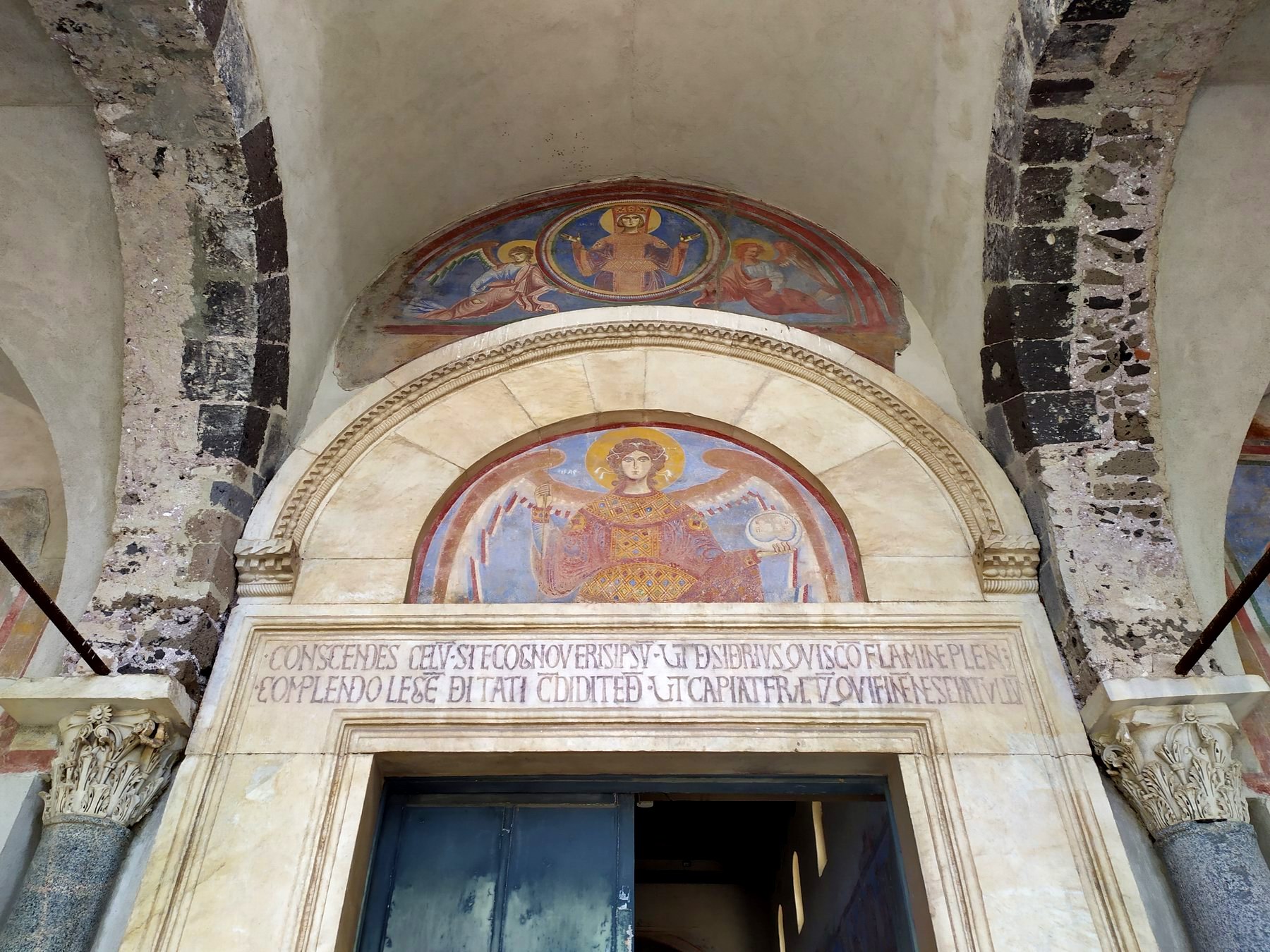 Portale centrale - Sant'Angelo in Formis (foto Maurizio Cuomo)