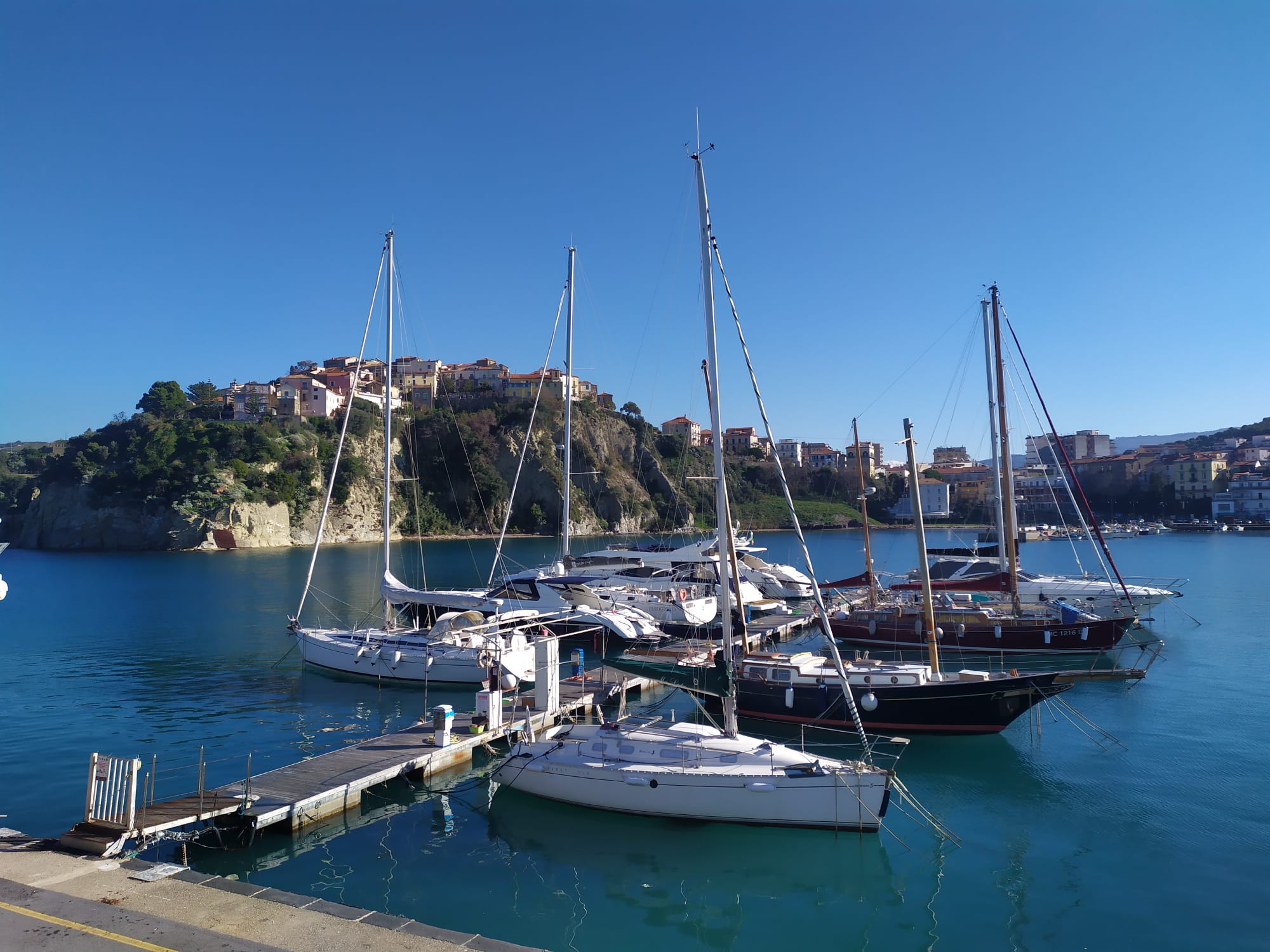 Il borgo antico di Agropoli, visto dal porto (foto Maurizio Cuomo)