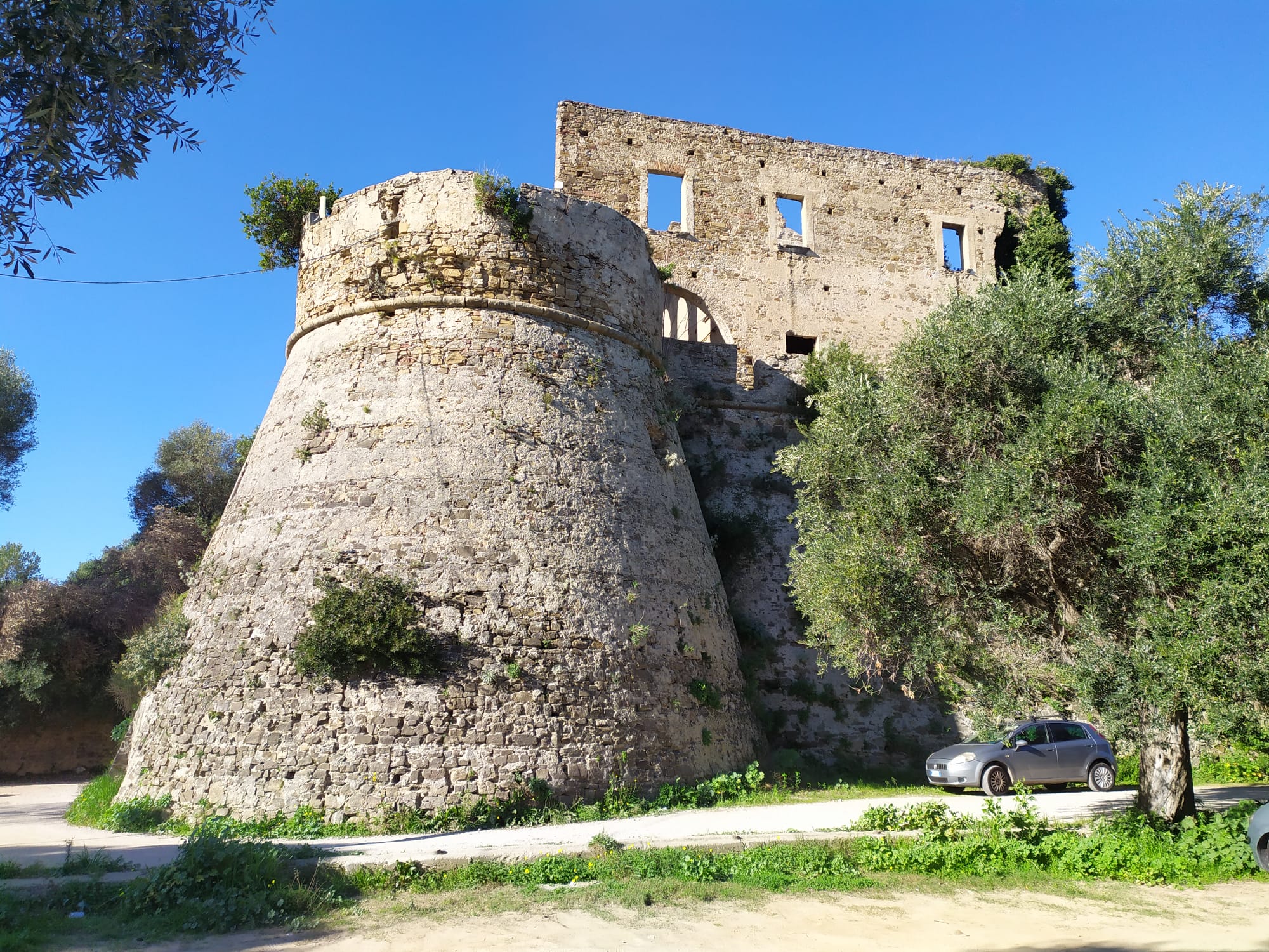 Un torrione del castello (foto Maurizio Cuomo)