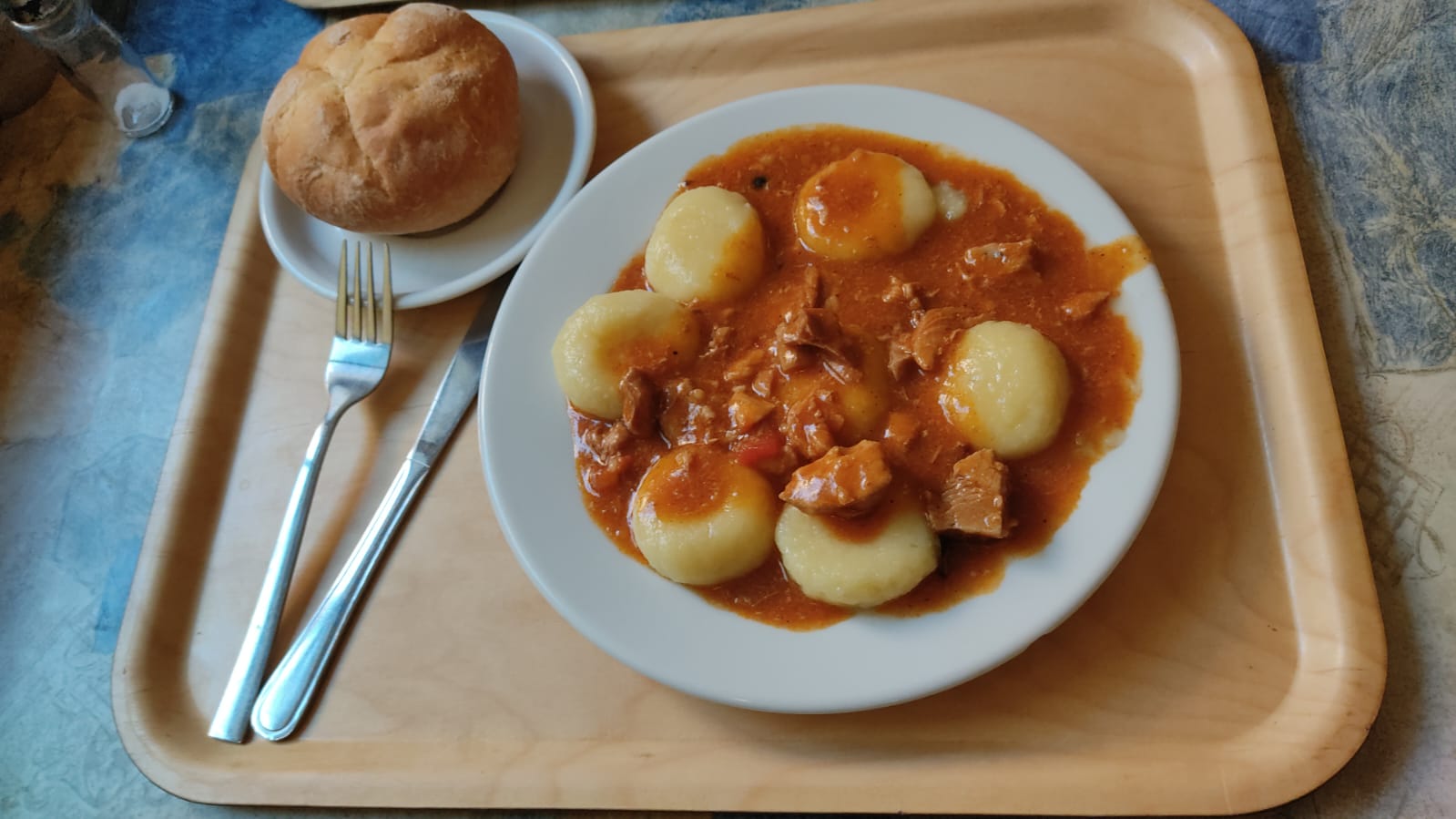 Gulash maiale e ravioli di patate (foto D. Cuomo - NonSoloRisparmio)