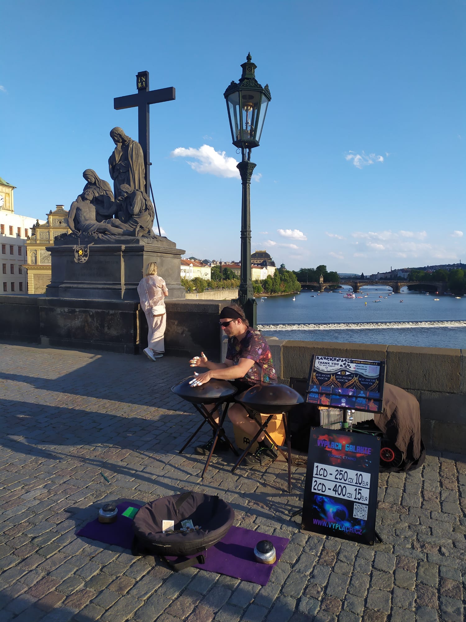 Suonatore di Handpan sul Ponte Carlo (foto M. Cuomo - NonSoloRisparmio)