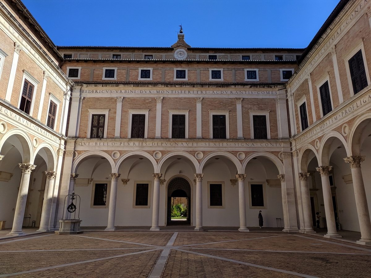 Atrio del Palazzo Ducale di Urbino (foto NonSoloRisparmio)