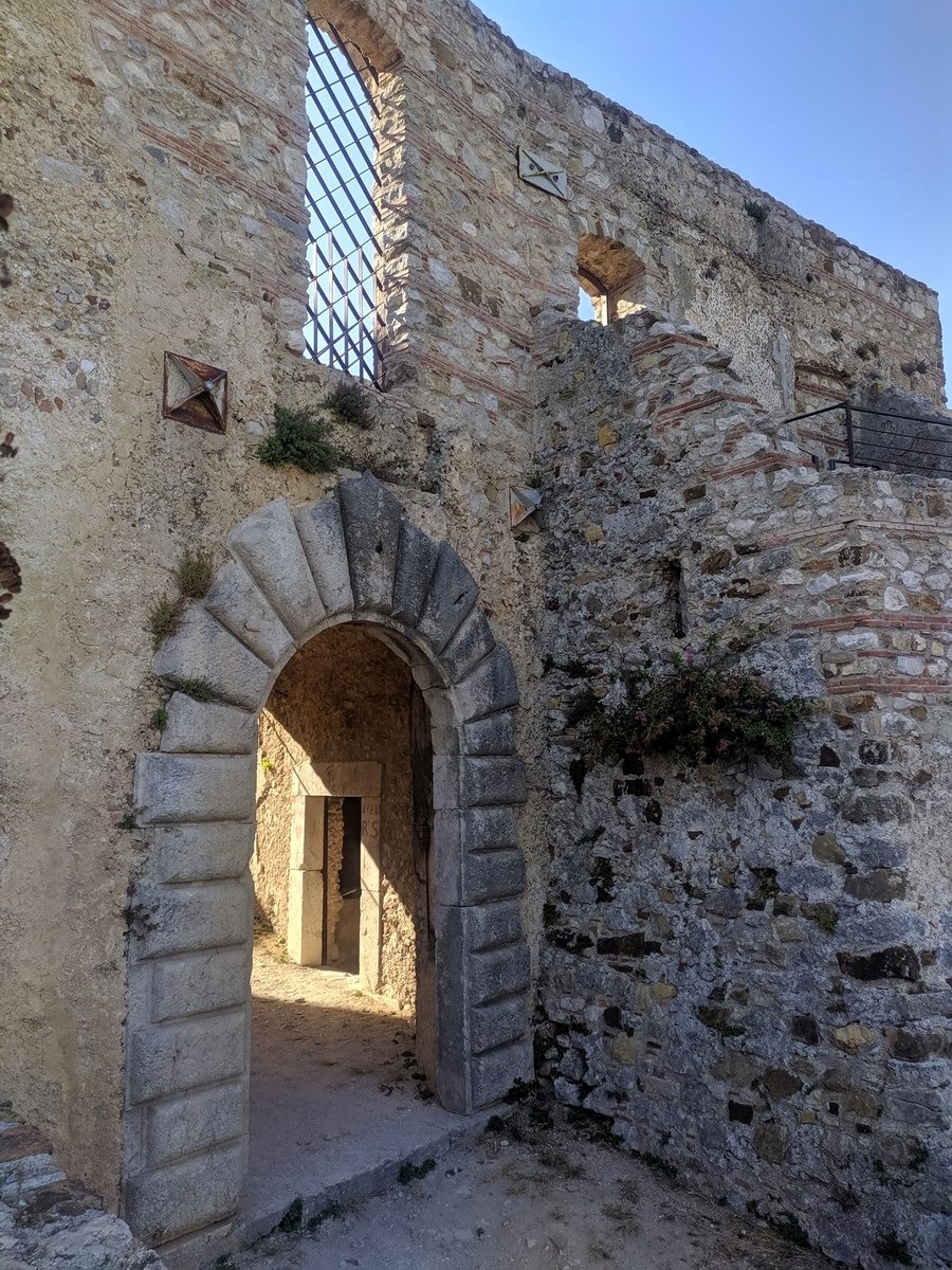 Antica arcata del Castello (foto M. Cuomo - NonSoloRisparmio)