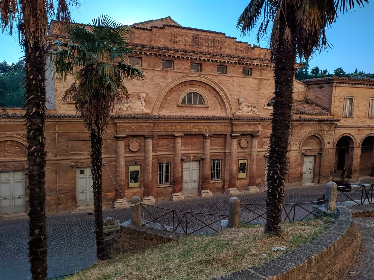 La facciata del Teatro Sanzio di Urbino (foto NonSoloRisparmio)