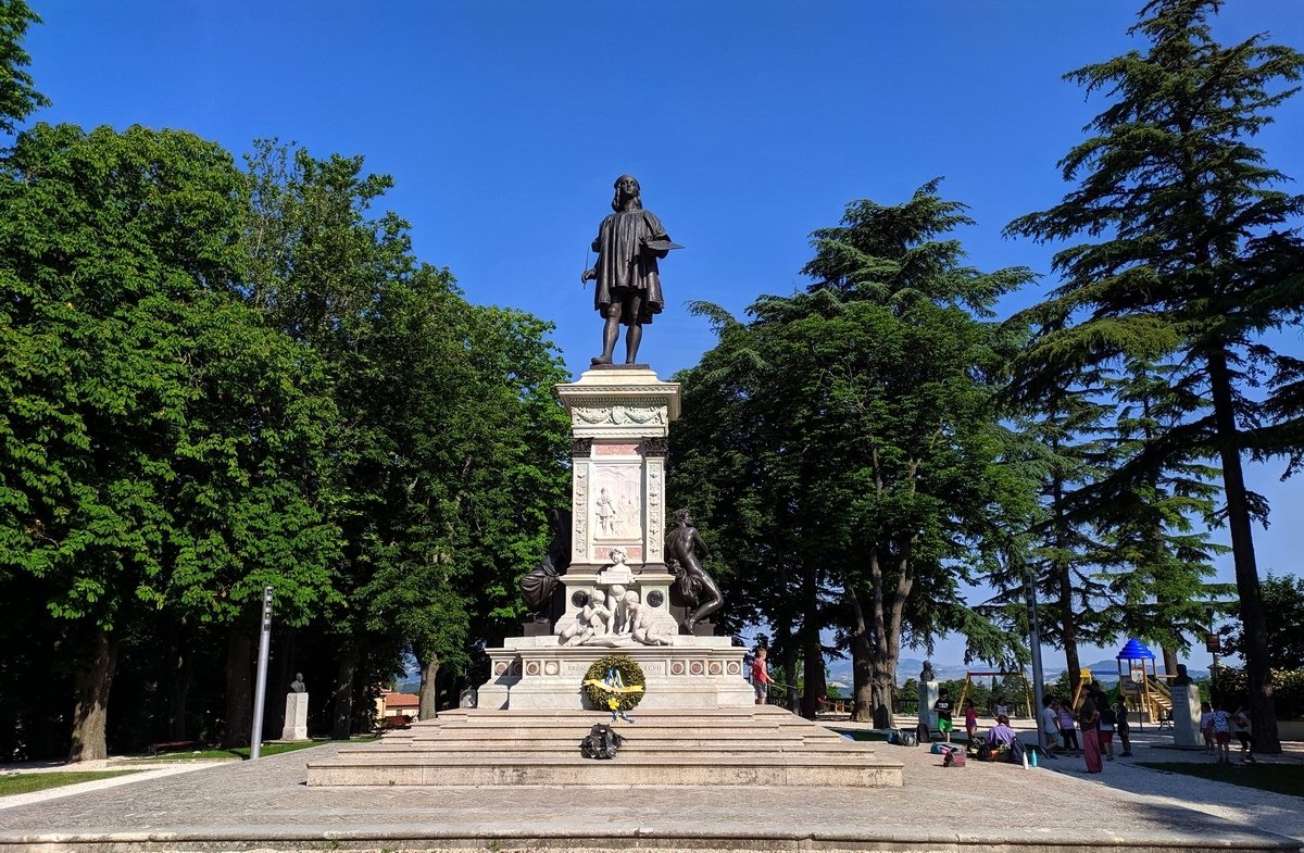 Statua di Raffaello Sanzio (foto NonSoloRisparmio)