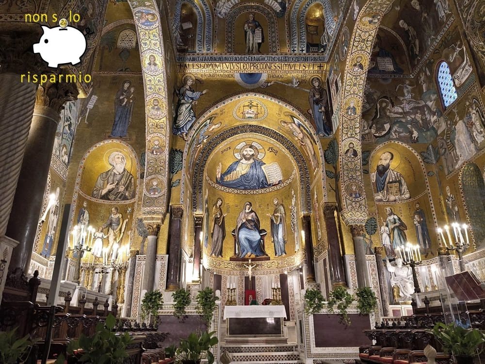 Interno della Cappella Palatina a Palermo con sfarzosi mosaici bizantini dorati, raffiguranti il Cristo Pantocratore e la Vergine in trono sull'abside centrale