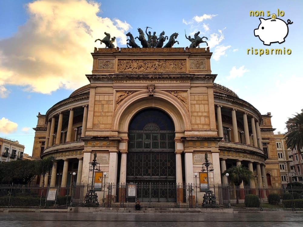 Maestosa facciata neoclassica a semicerchio del Teatro Politeama Garibaldi a Palermo, con grande arco trionfale d'ingresso sormontato dalla quadriga in bronzo di Apollo e cavalieri